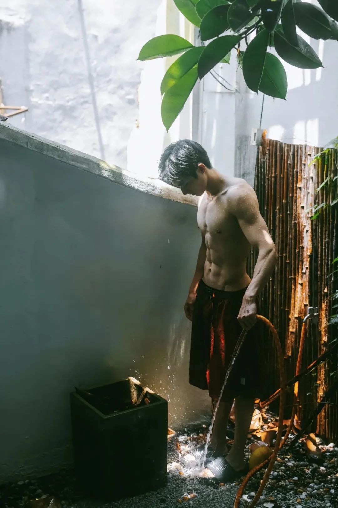 湖南薄肌少年不穿衣服夏日玩水，太美了