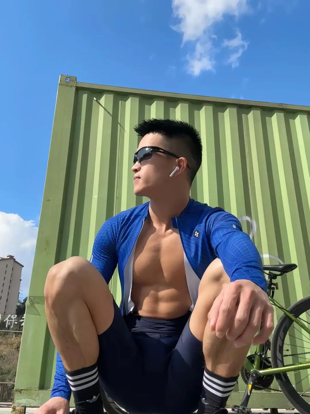 退役武警“热辣肌霸”，野性骑行让人心跳加速！