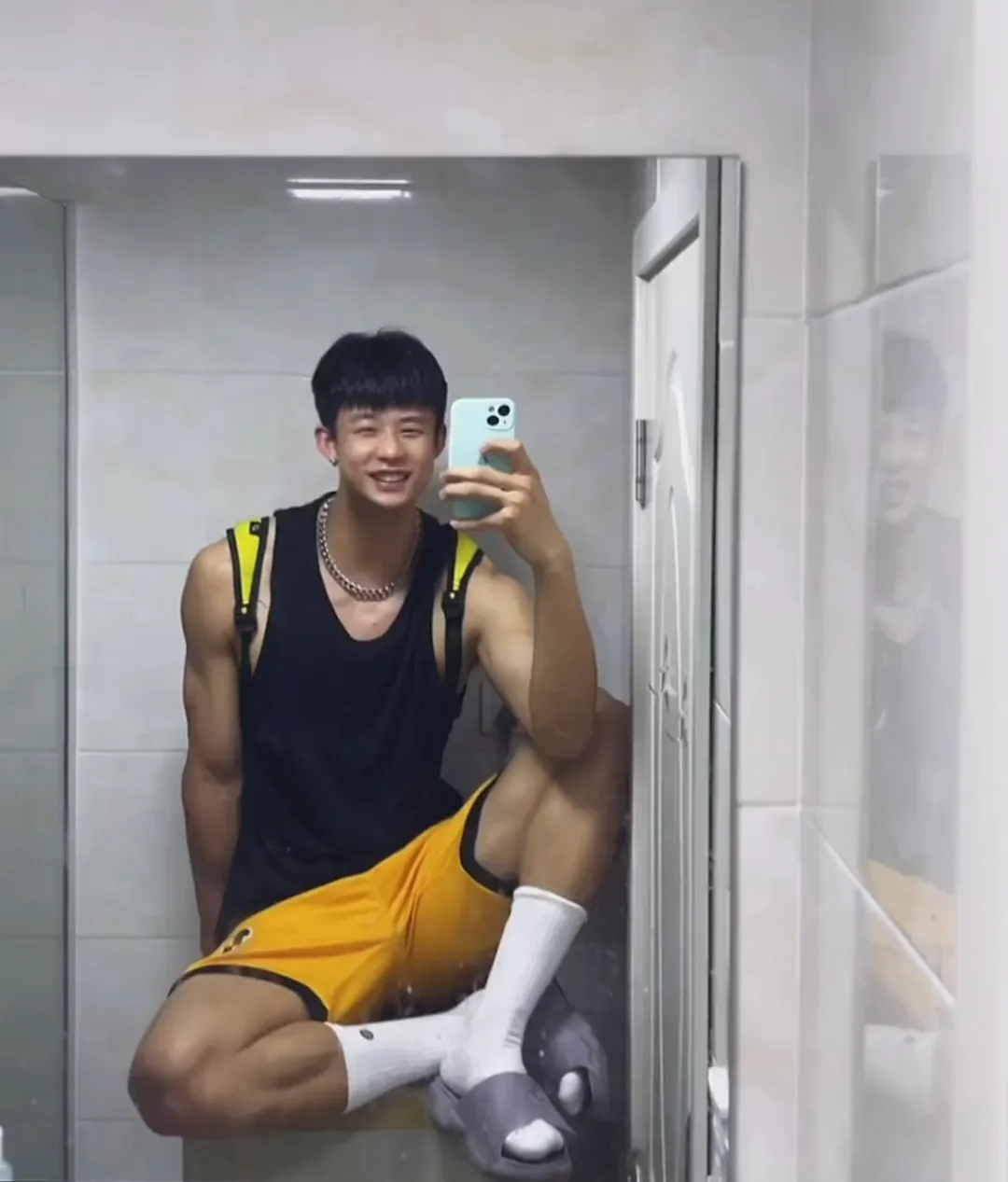 网吧惊现半裸肌肉男，竟是超火运动系小奶狗？