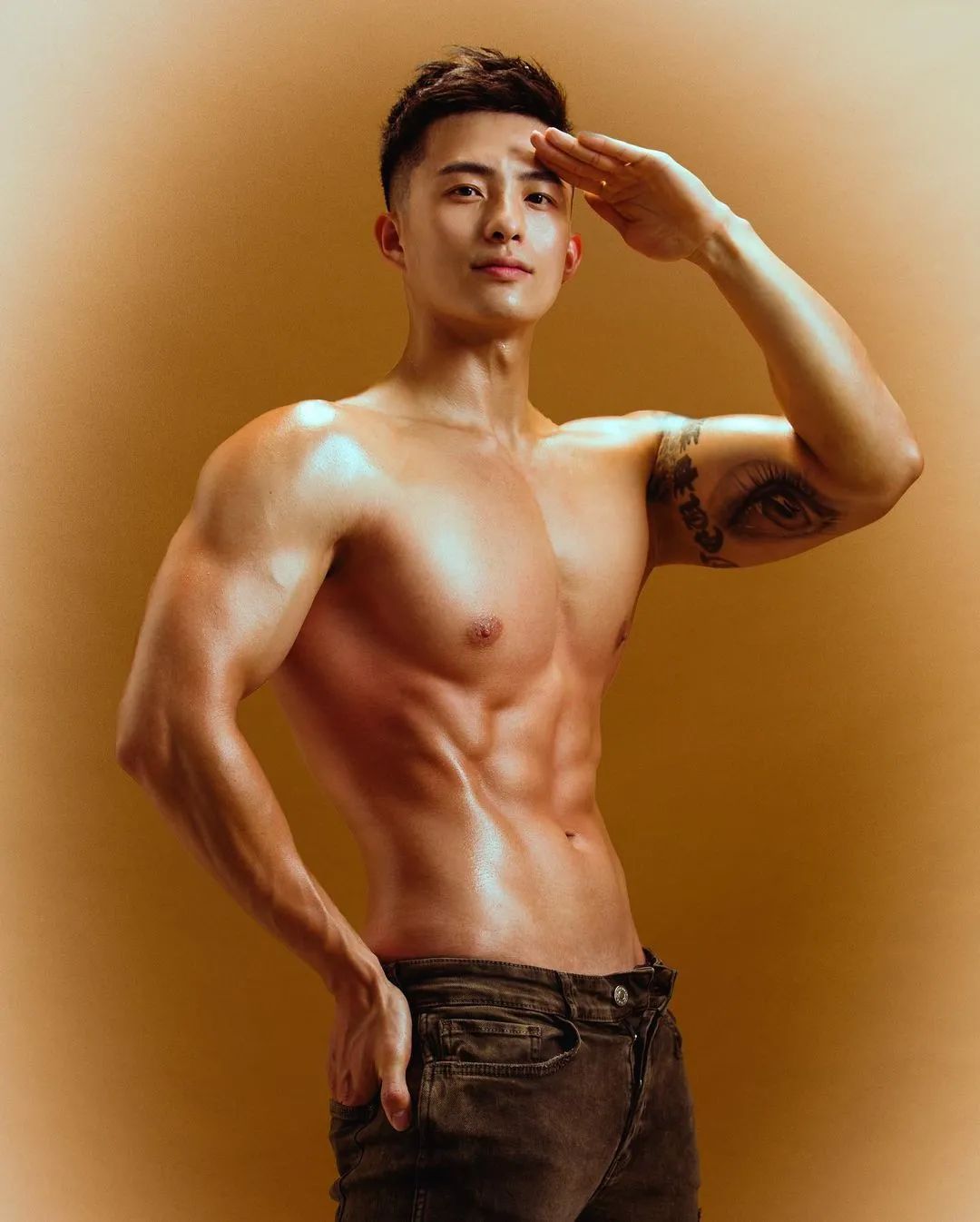 阳光 Boy：Shawn 的肌肉线条和笑容真是顶不住！
