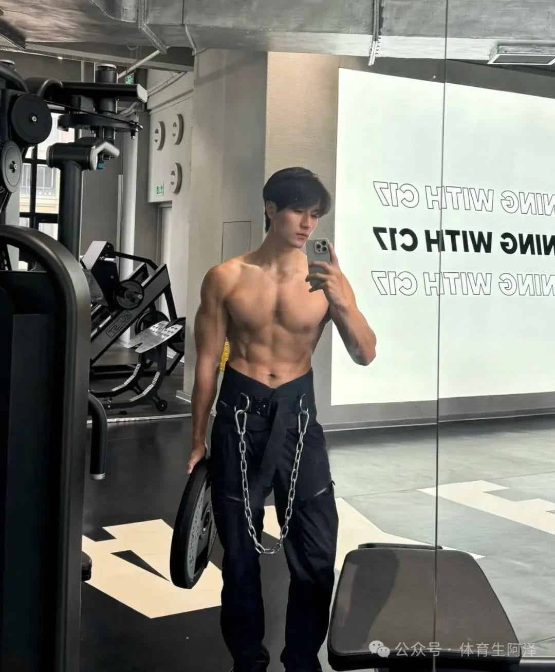 185 腹肌精装高鼻梁男模，白袜大包到底有多诱惑......