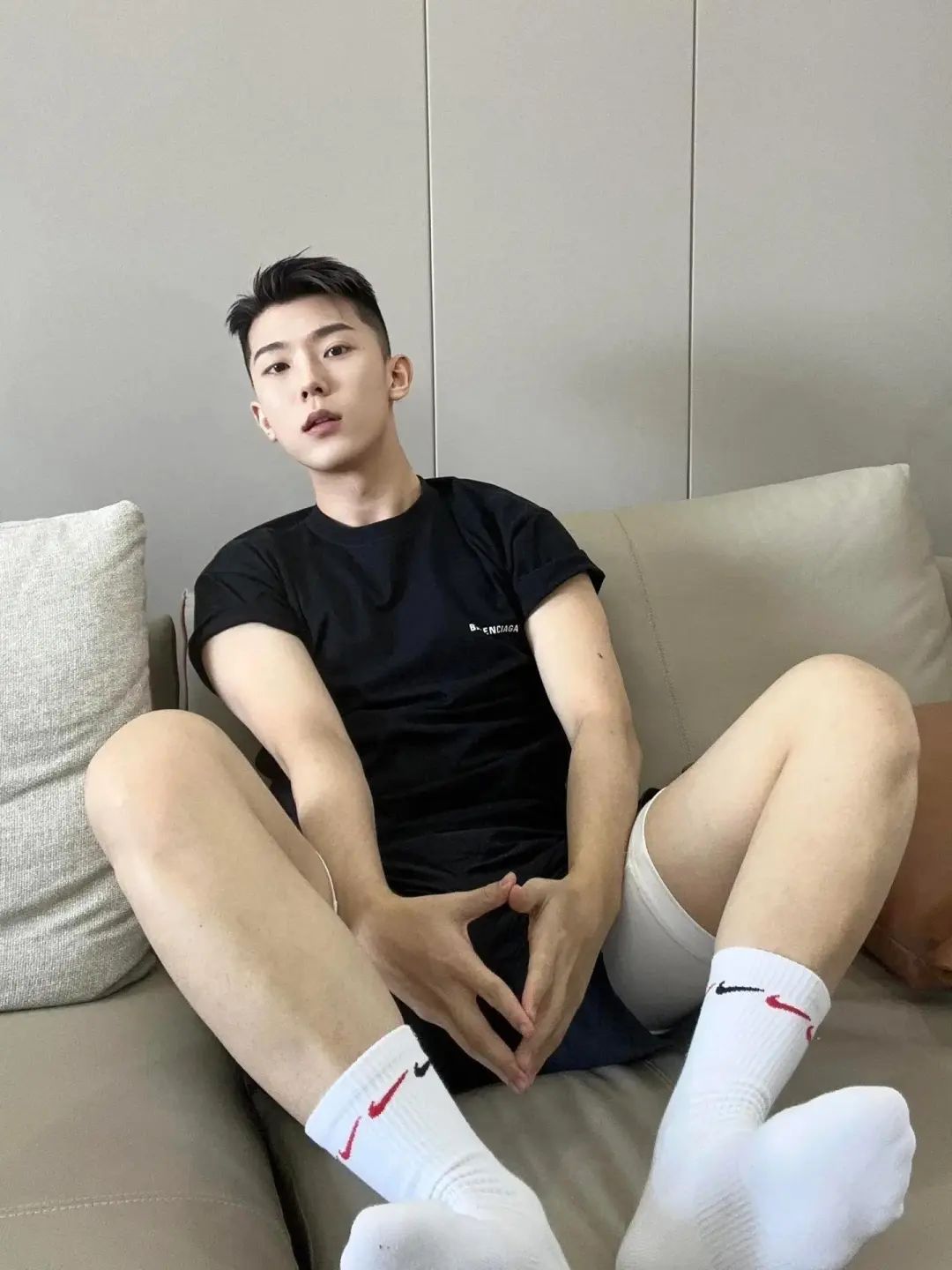 正装帅小哥的圣诞夜：寂寞，还是一种别样的浪漫？