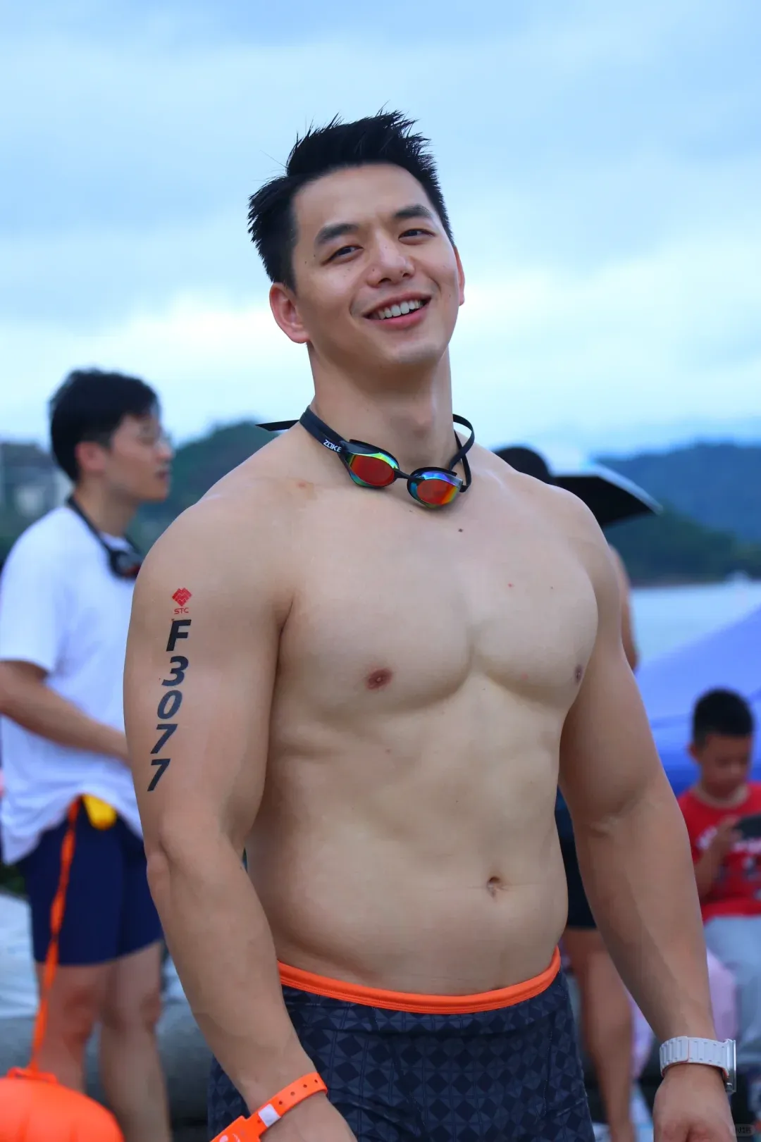天菜湿身猛男在线撩，都谁在谈？