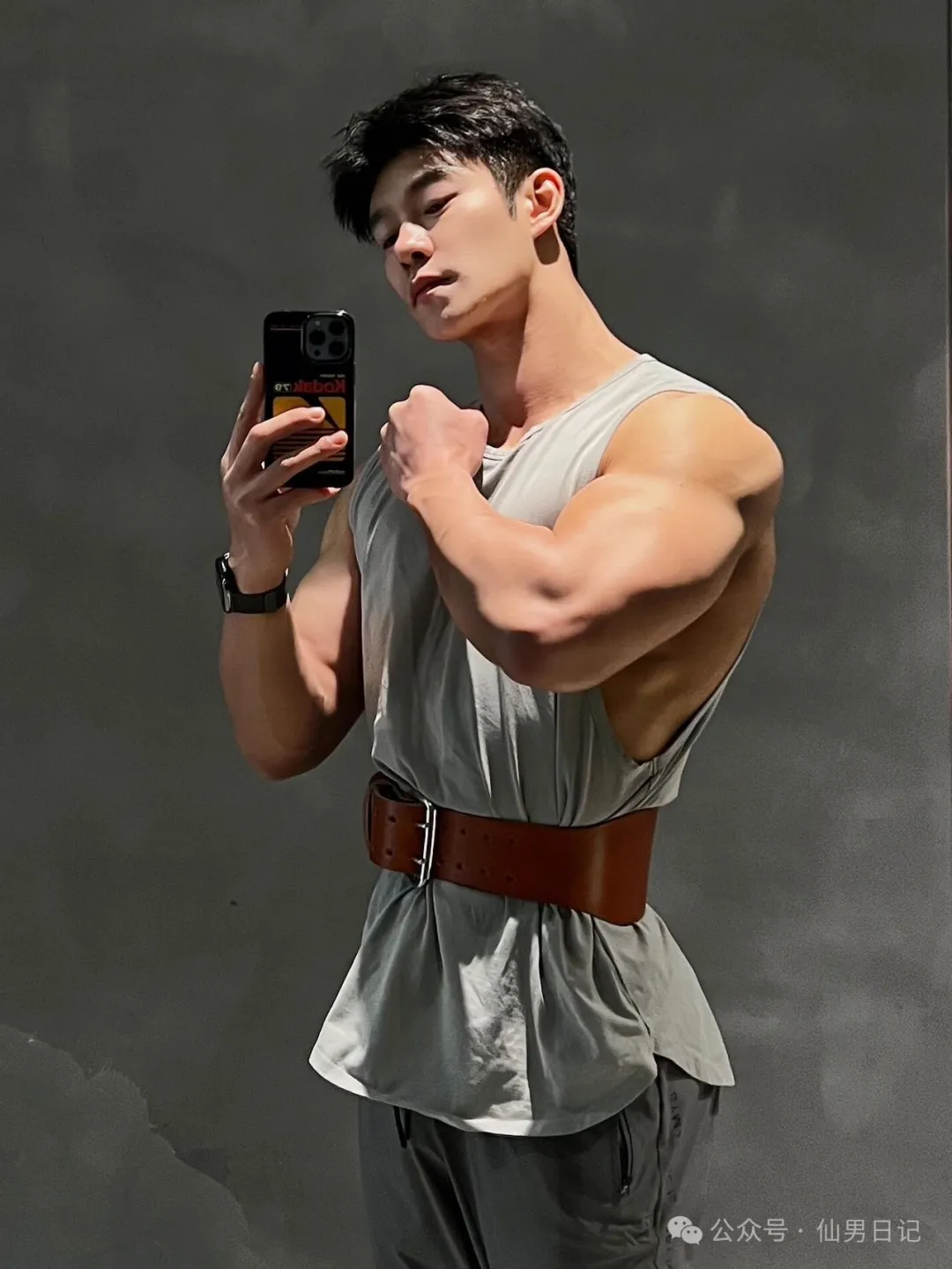 娱乐圈难混！肌肉天菜帅哥只能擦边了……