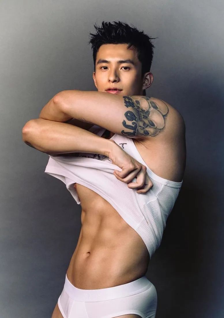 阳光 Boy：Shawn 的肌肉线条和笑容真是顶不住！