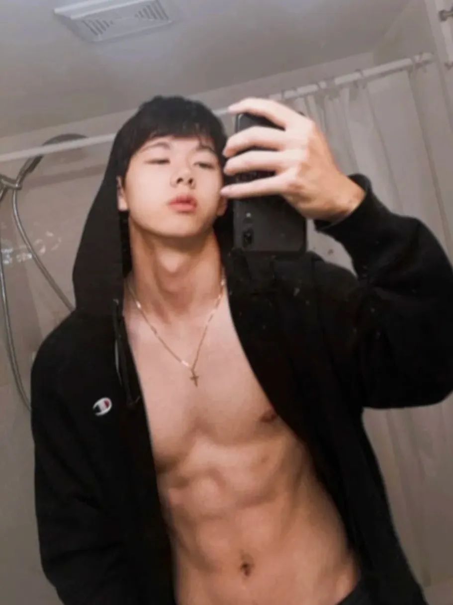 190CM 肌肉护士小哥哥脱衣自拍，简直让人心跳加速！
