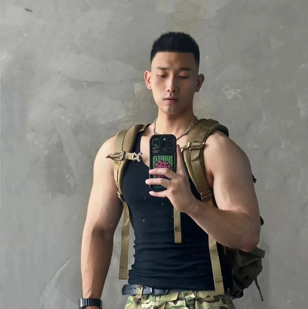 神似李现的迷彩裤粗手臂哥哥！