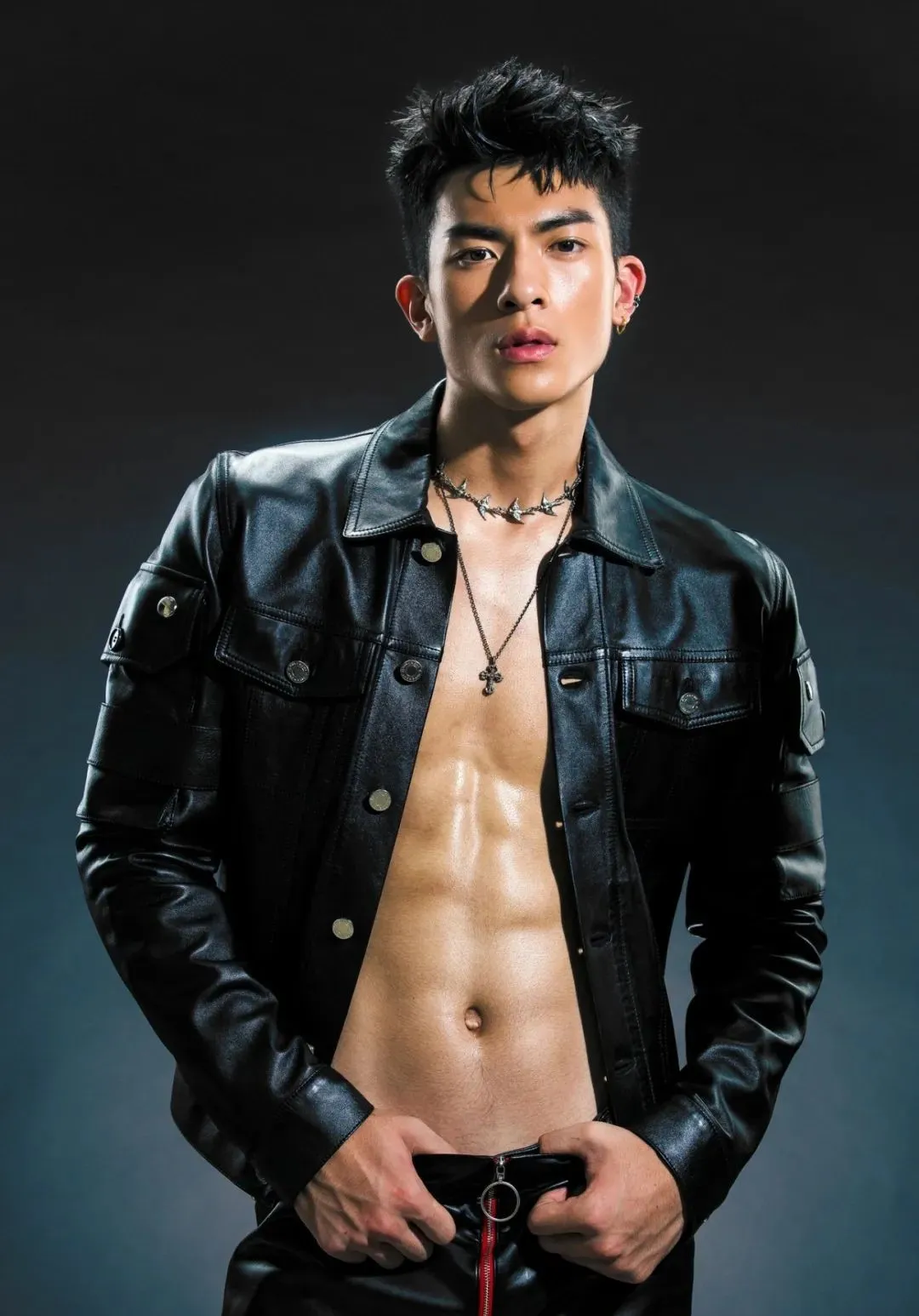 实力强大的 19 岁男模，为了金主又脱了！