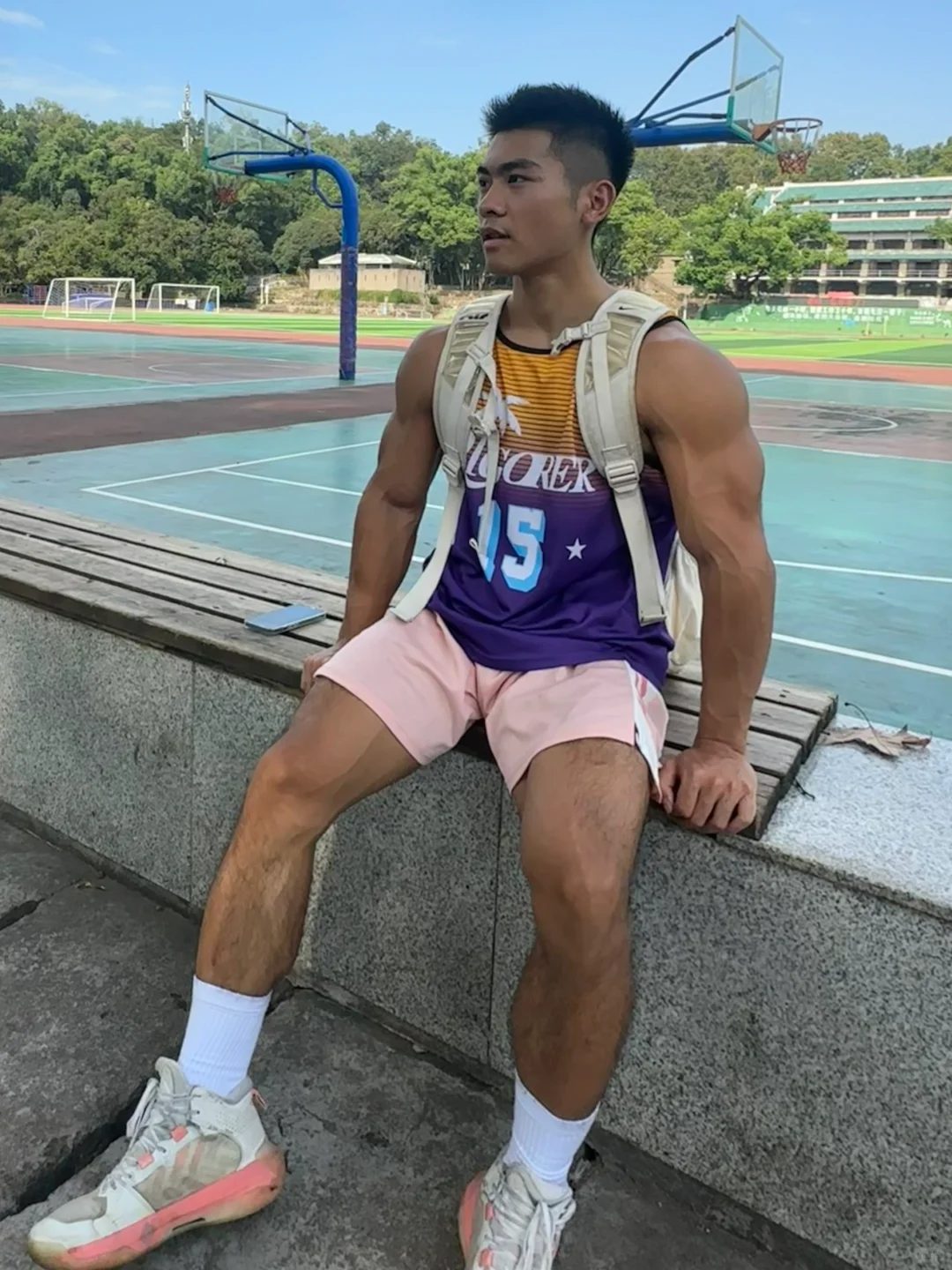 武汉地铁黑皮肌肉男火了！这双粗壮大腿和性感腹肌太绝了