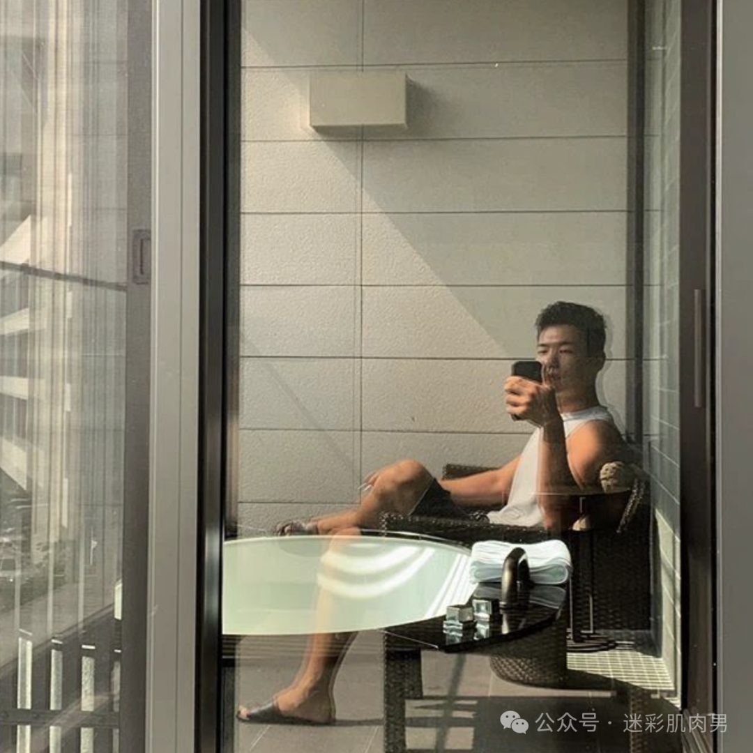 被金主摄影师相中的脂包肌小哥自拍私照？想扑倒他！