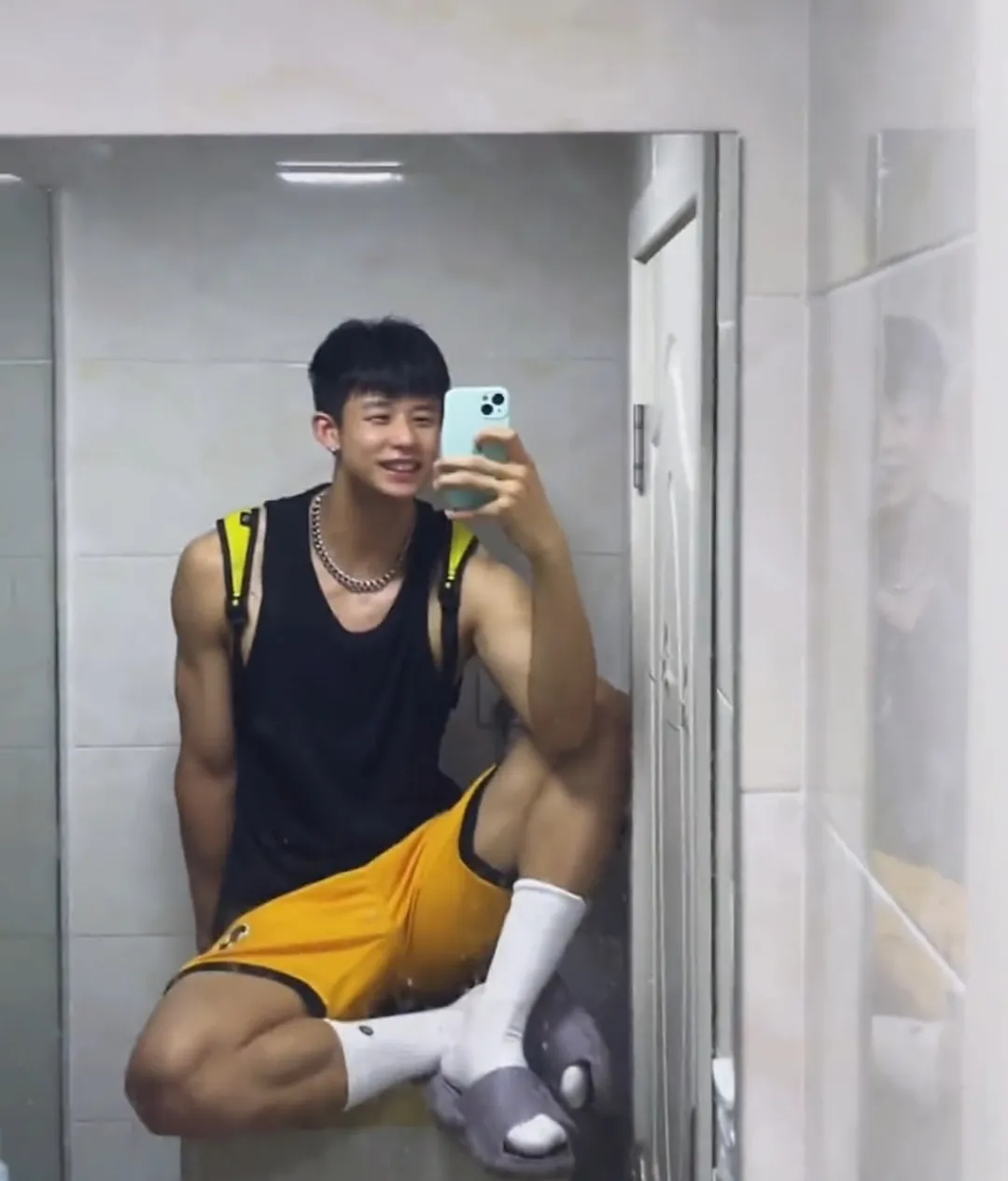 网吧惊现半裸肌肉男，竟是超火运动系小奶狗？