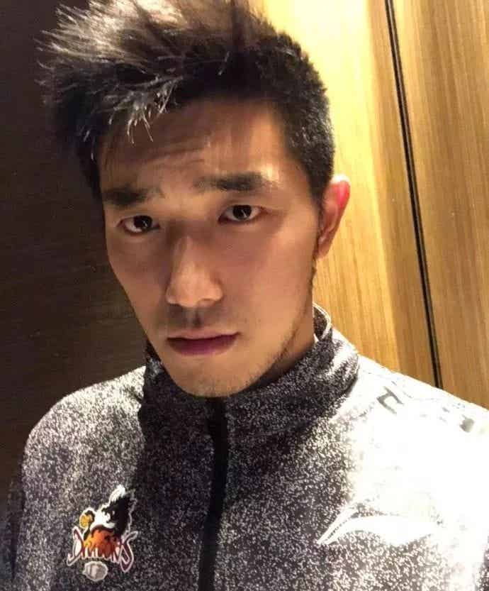 打篮球小哥自拍照大长腿大胸肌，长得太帅气！