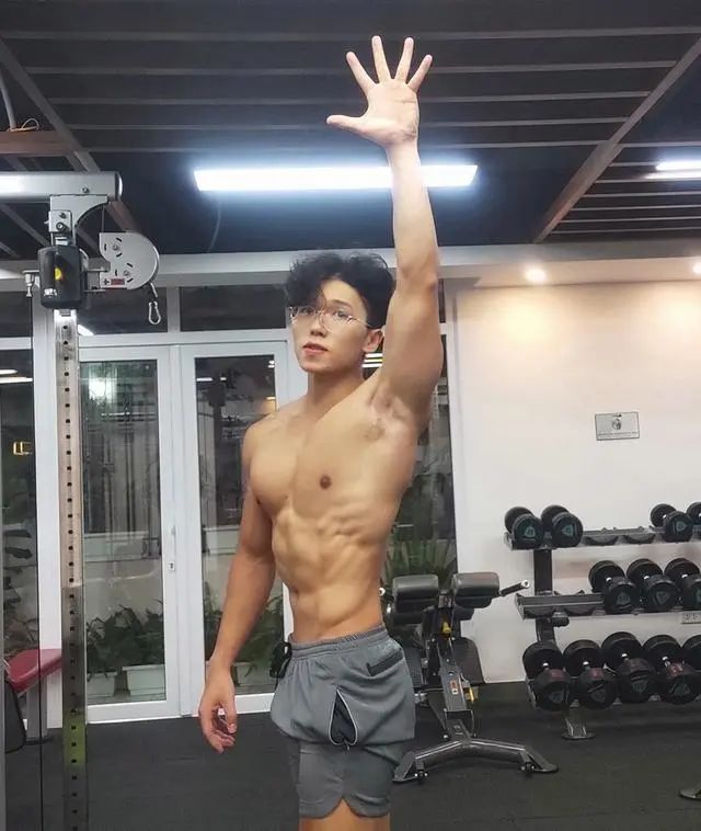 健身教练凭借身材火出圈！