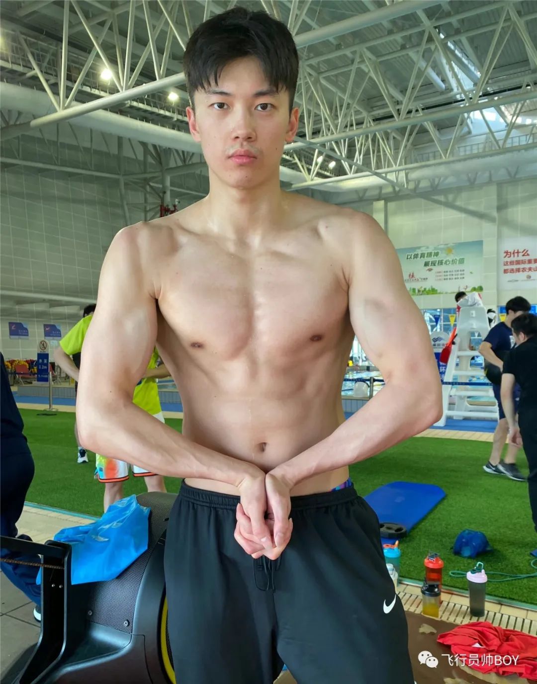 汪顺被男子摸白嫩大胸肌！