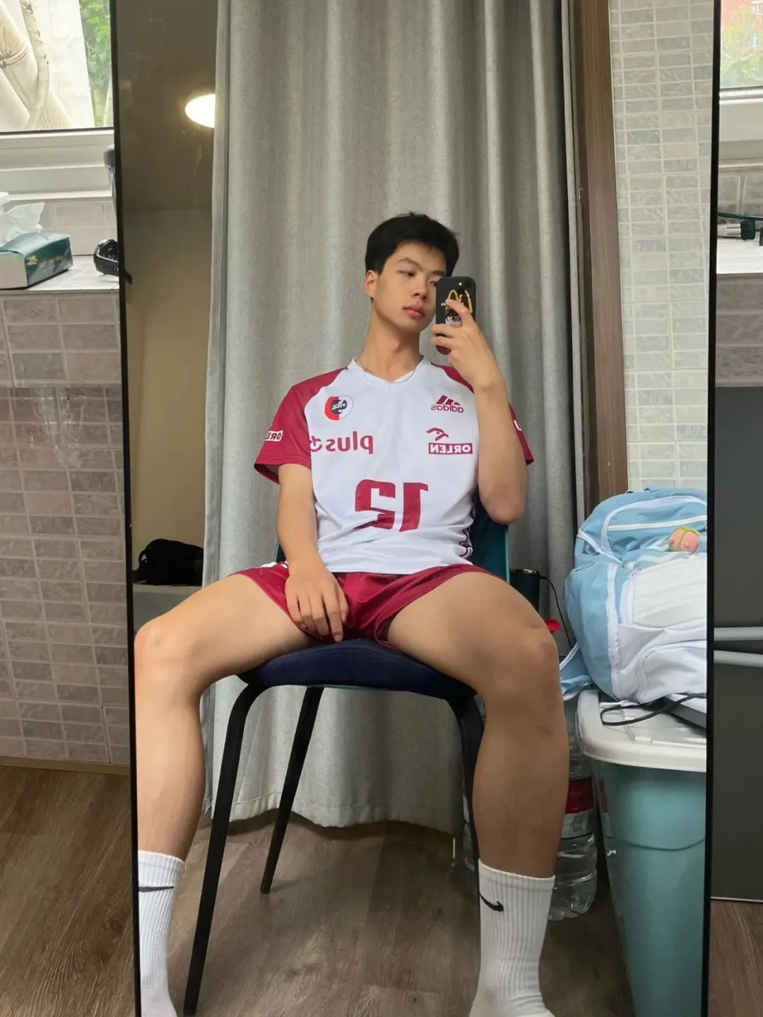 上海排球体育生：白色短裤下的大长腿实力太强！