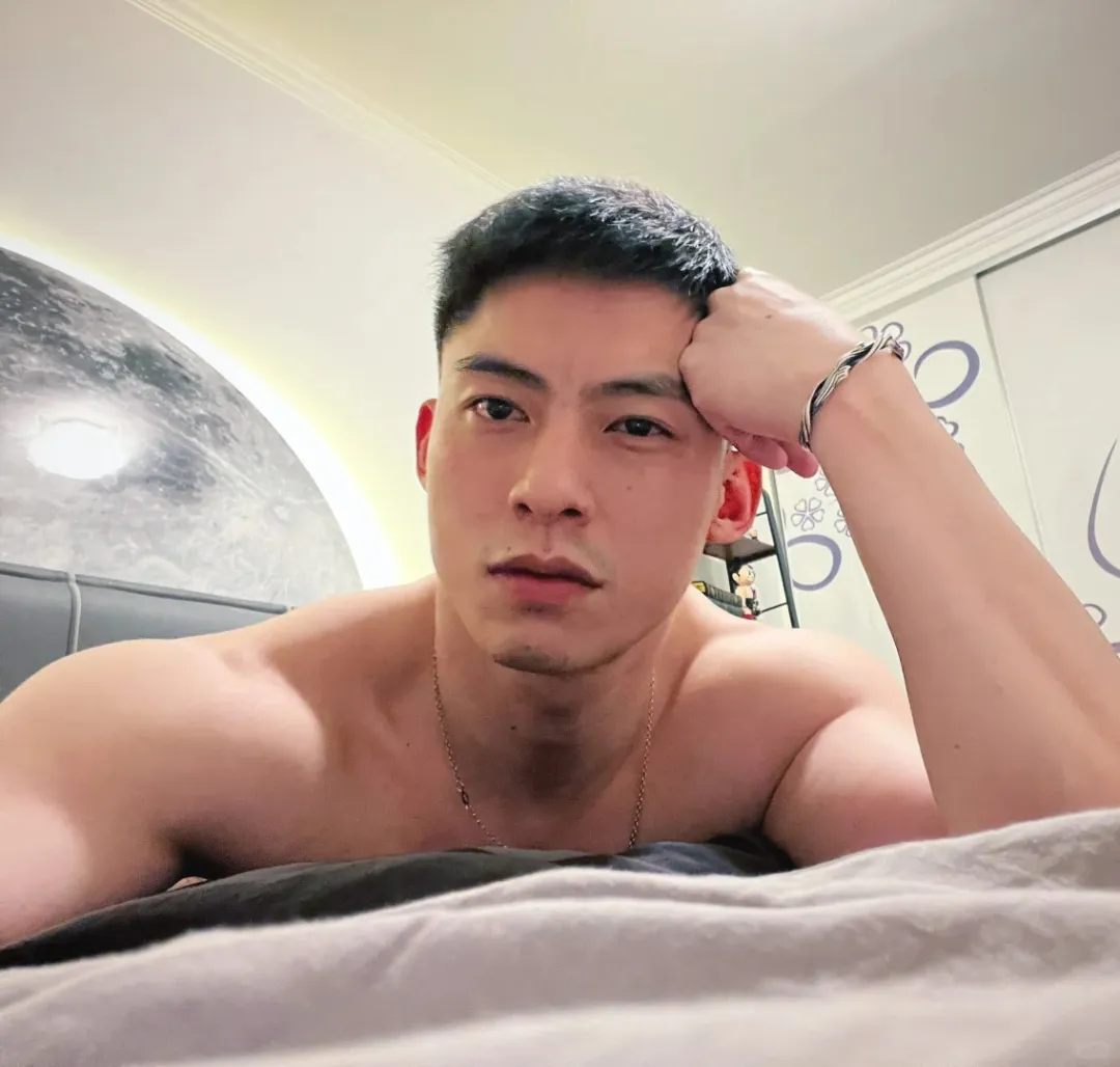 斯文寸头学生 boy 露大 jio 秀胸肌，硬汉形象疑似在卖腐?!