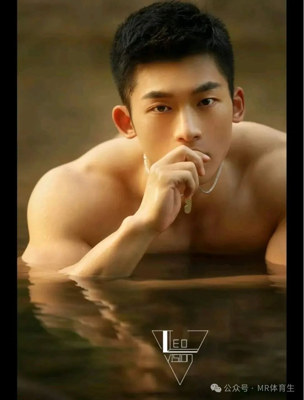 阳光下的肌肉帅哥，水中大方秀身材，这胸肌腹肌也太帅了