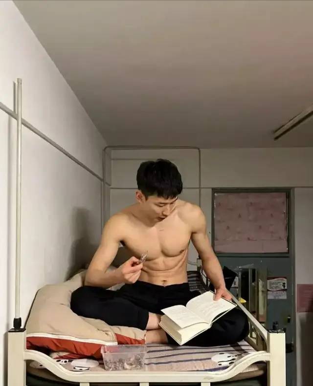 宿舍全是肌肉男，是种什么体验？