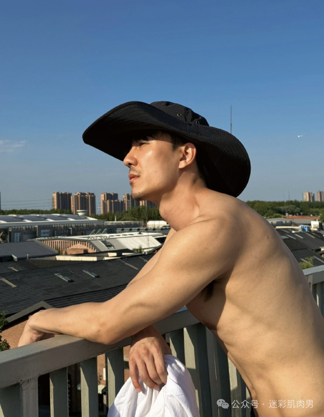 188CM 刘杰穿灰裤子真好看？这样也太不见外了吧！