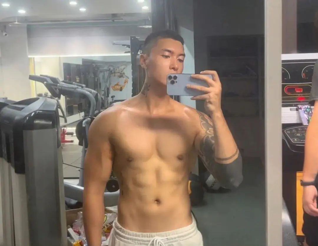 一看就很有性张力！健身型男与萌宠共享温馨时光