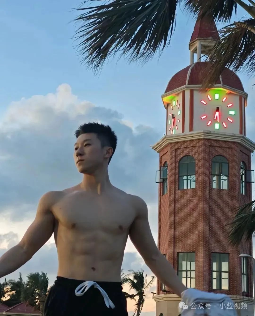 活力四射腹肌小哥，少年感很舒服！