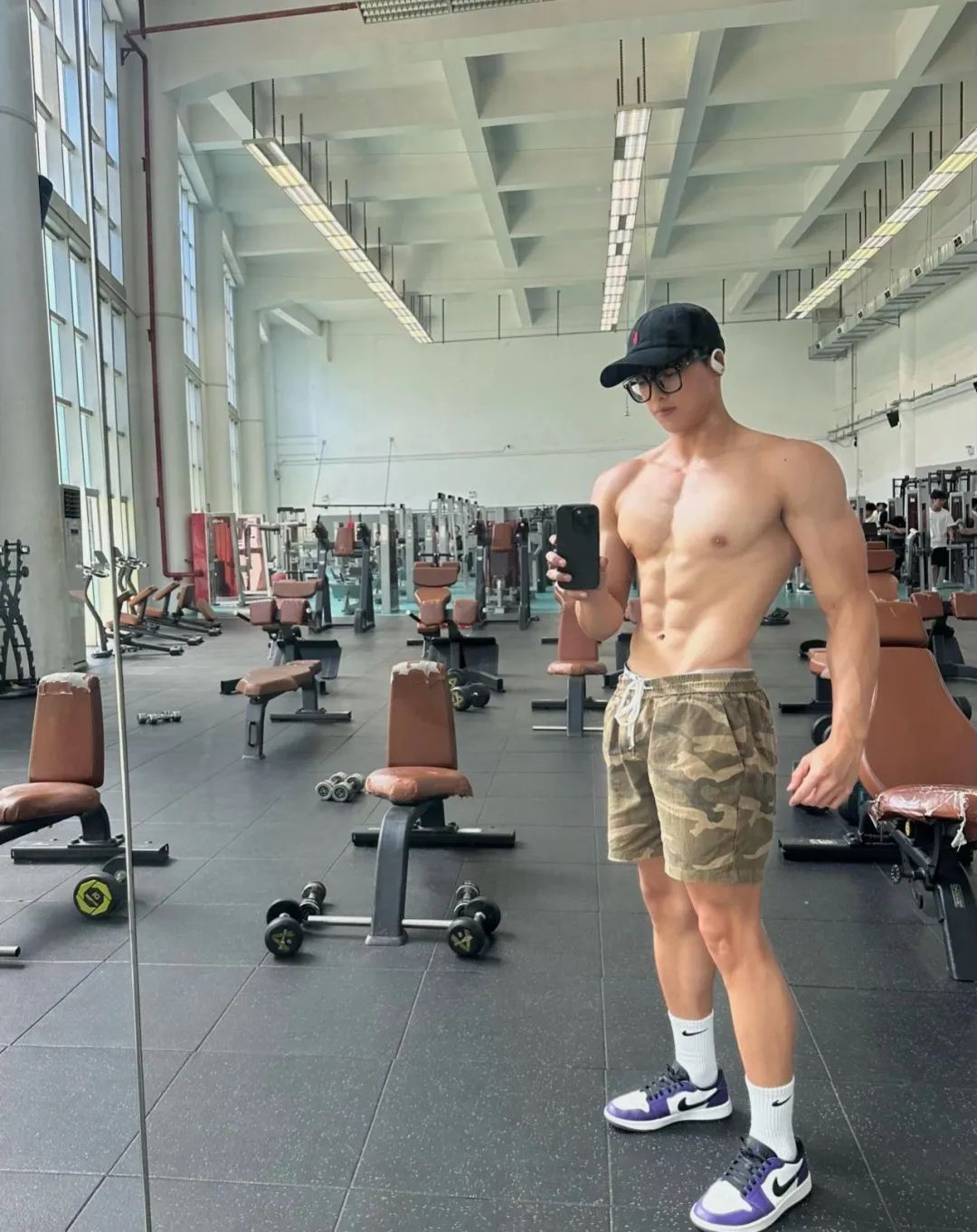 178cm 冷白皮腹肌帅哥，显眼包大！