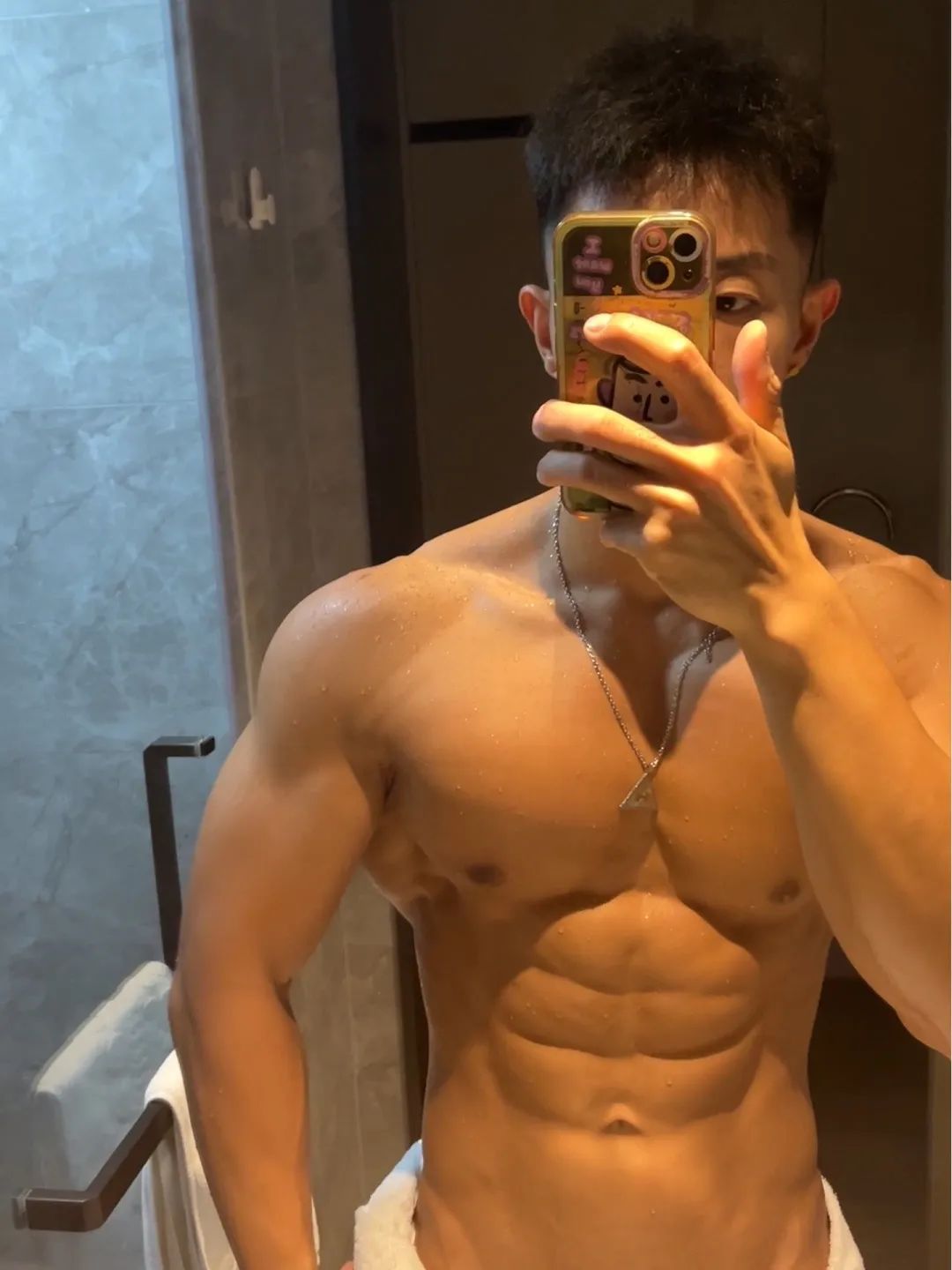 健身型男的拉丝胸肌和巧克力腹肌！