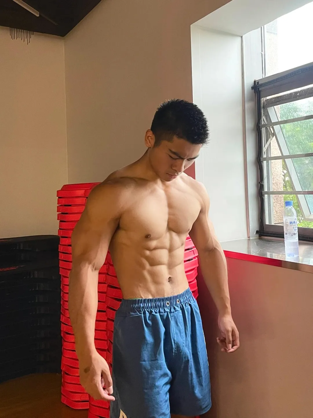 武汉地铁黑皮肌肉男火了！这双粗壮大腿和性感腹肌太绝了