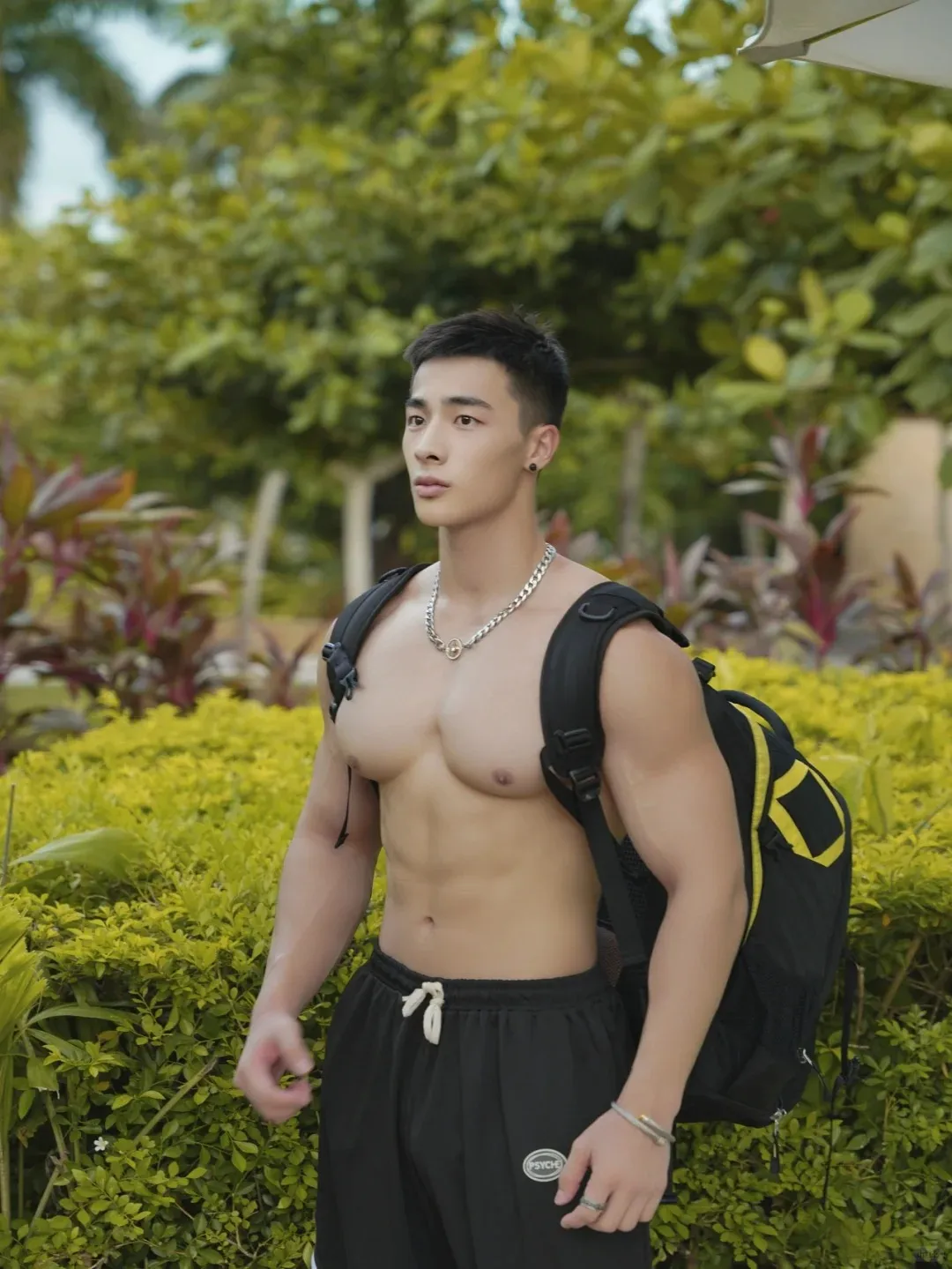 彭果健身冠军披古风衣凸显诱人肌肉线条，撩人力度 Max