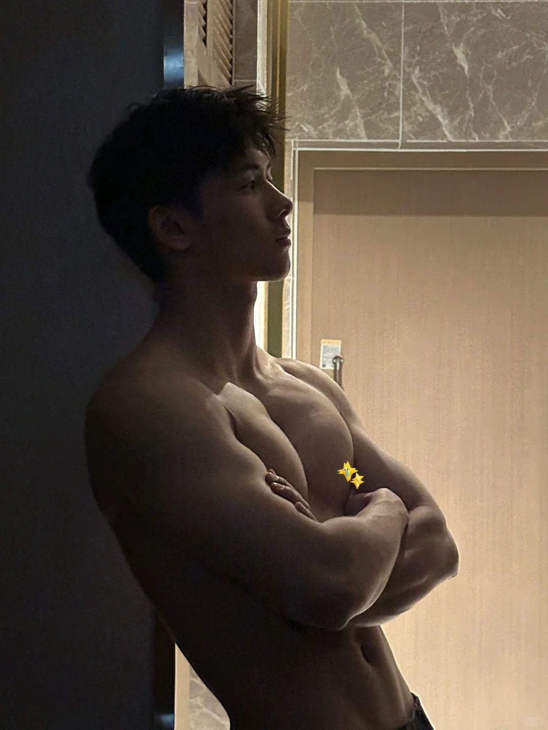 24 岁武汉肌肉帅哥，斩男又斩女！