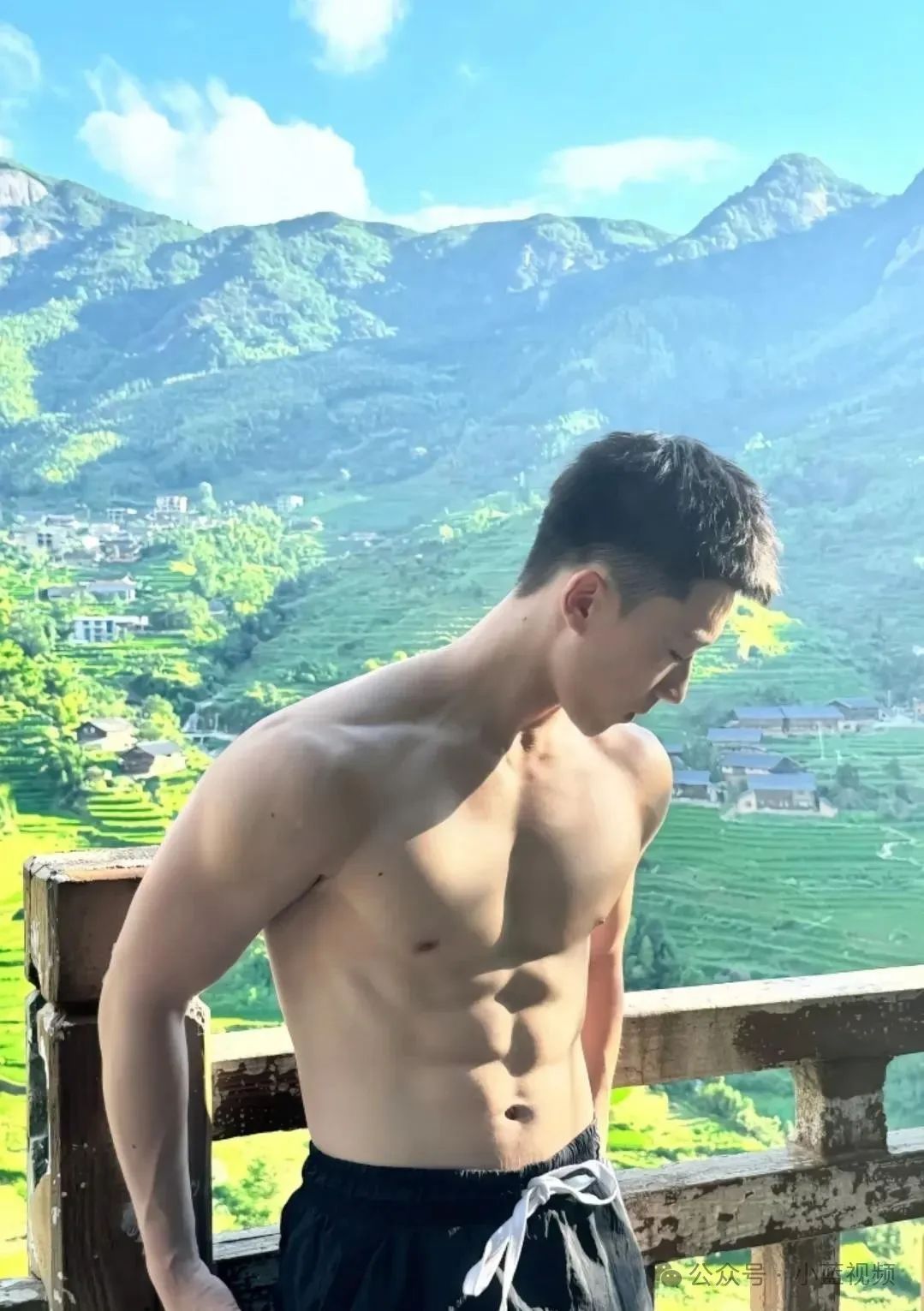 活力四射腹肌小哥，少年感很舒服！