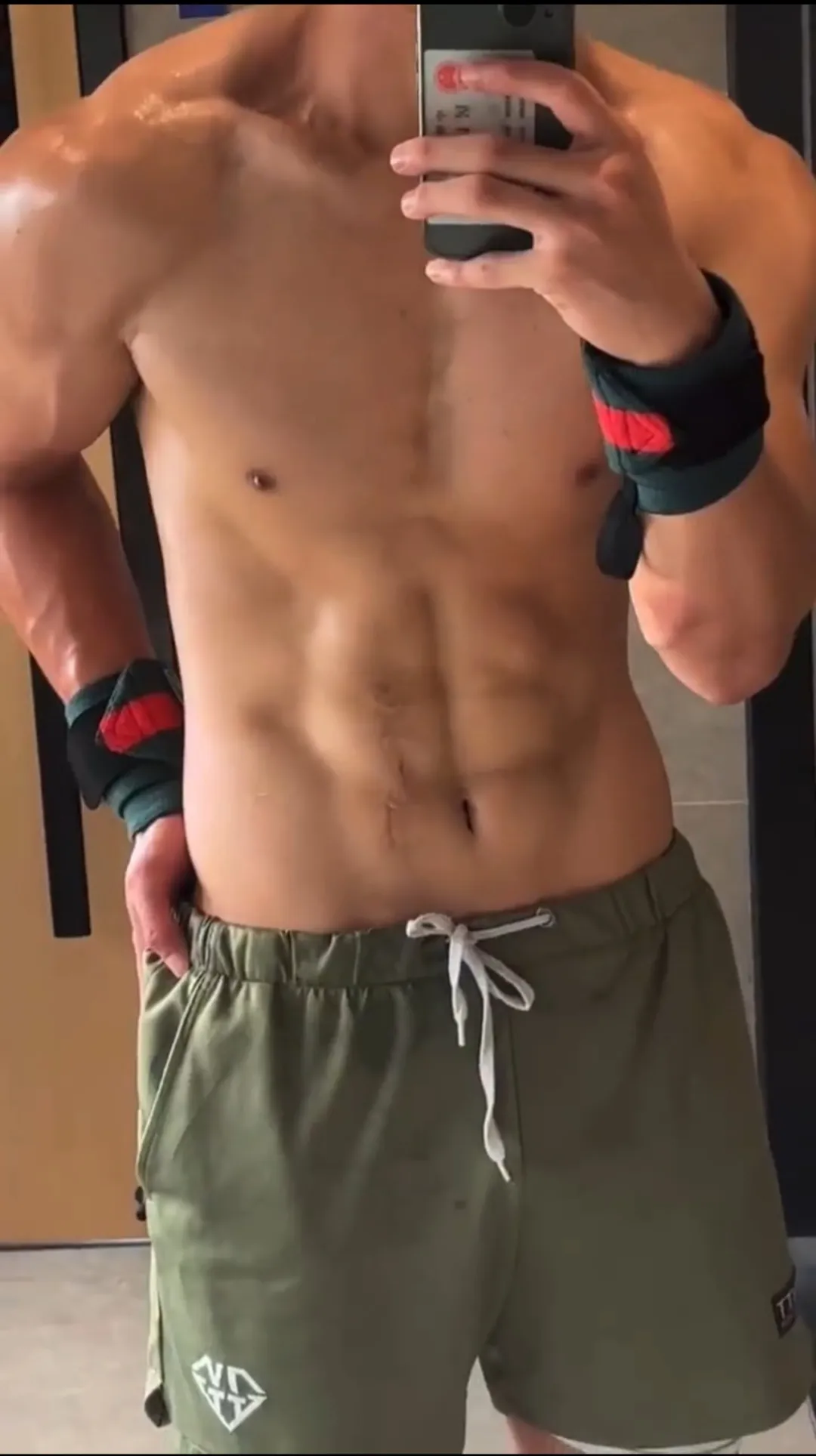 网吧惊现半裸肌肉男，竟是超火运动系小奶狗？
