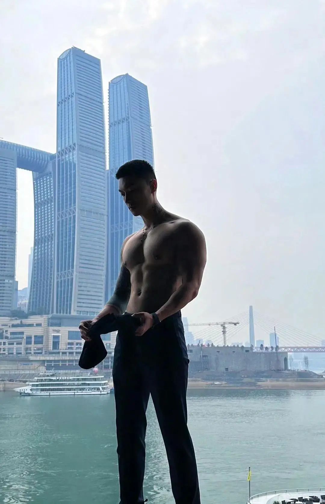 一看就很有性张力！健身型男与萌宠共享温馨时光