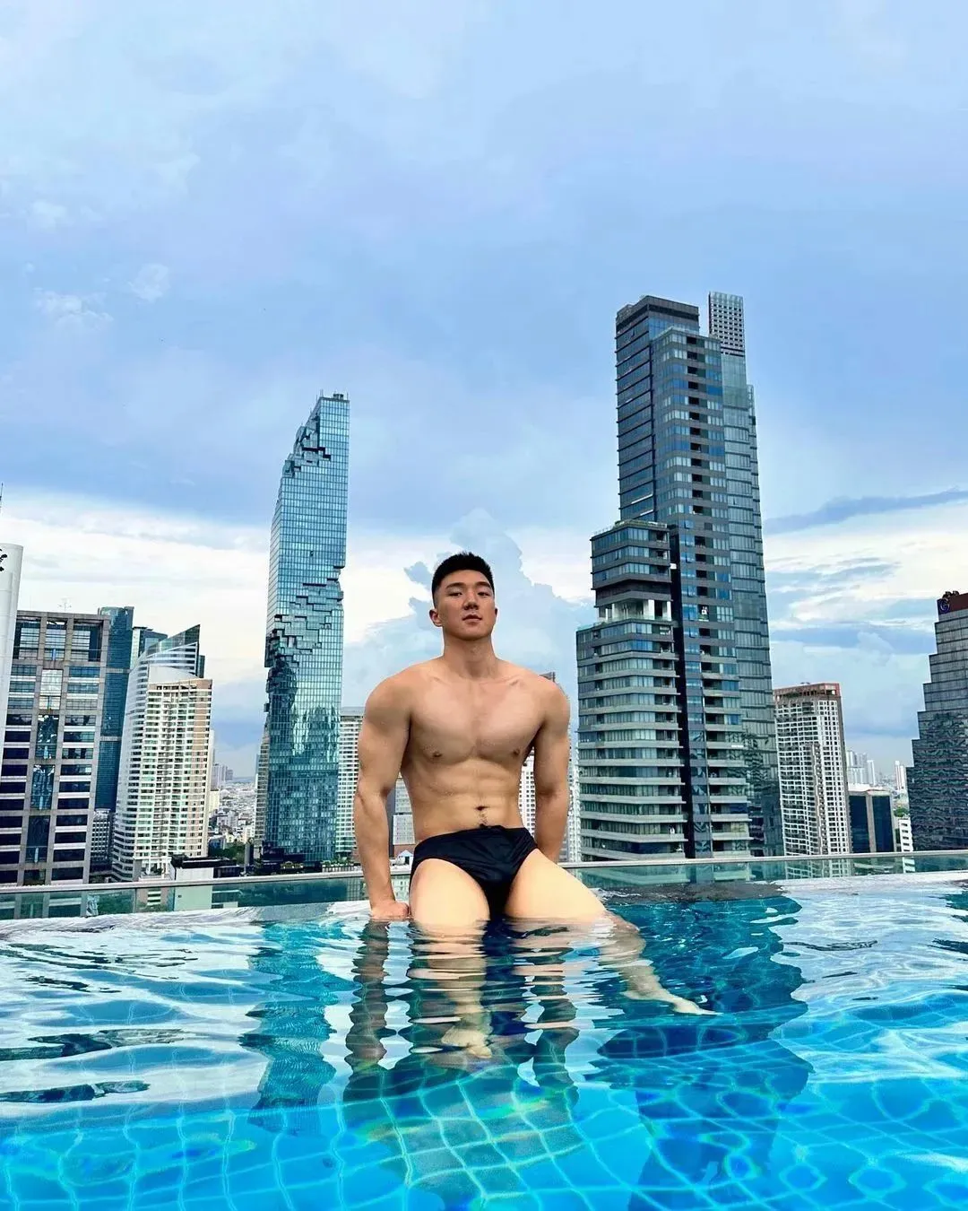 火到湾湾！这个穿 CK 的肌肉 gogo 也太帅了吧！