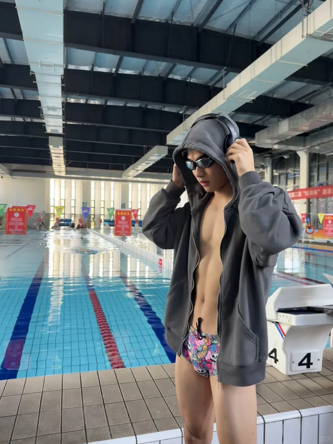 183cm 游泳体育生，帅脸 + 完美腹肌，这身材谁能拒绝？