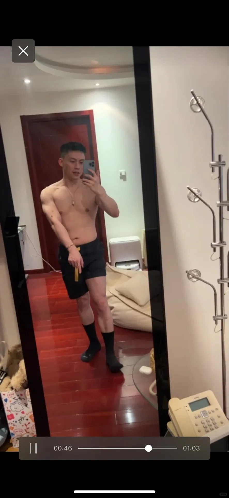 斯文寸头学生 boy 露大 jio 秀胸肌，硬汉形象疑似在卖腐?!