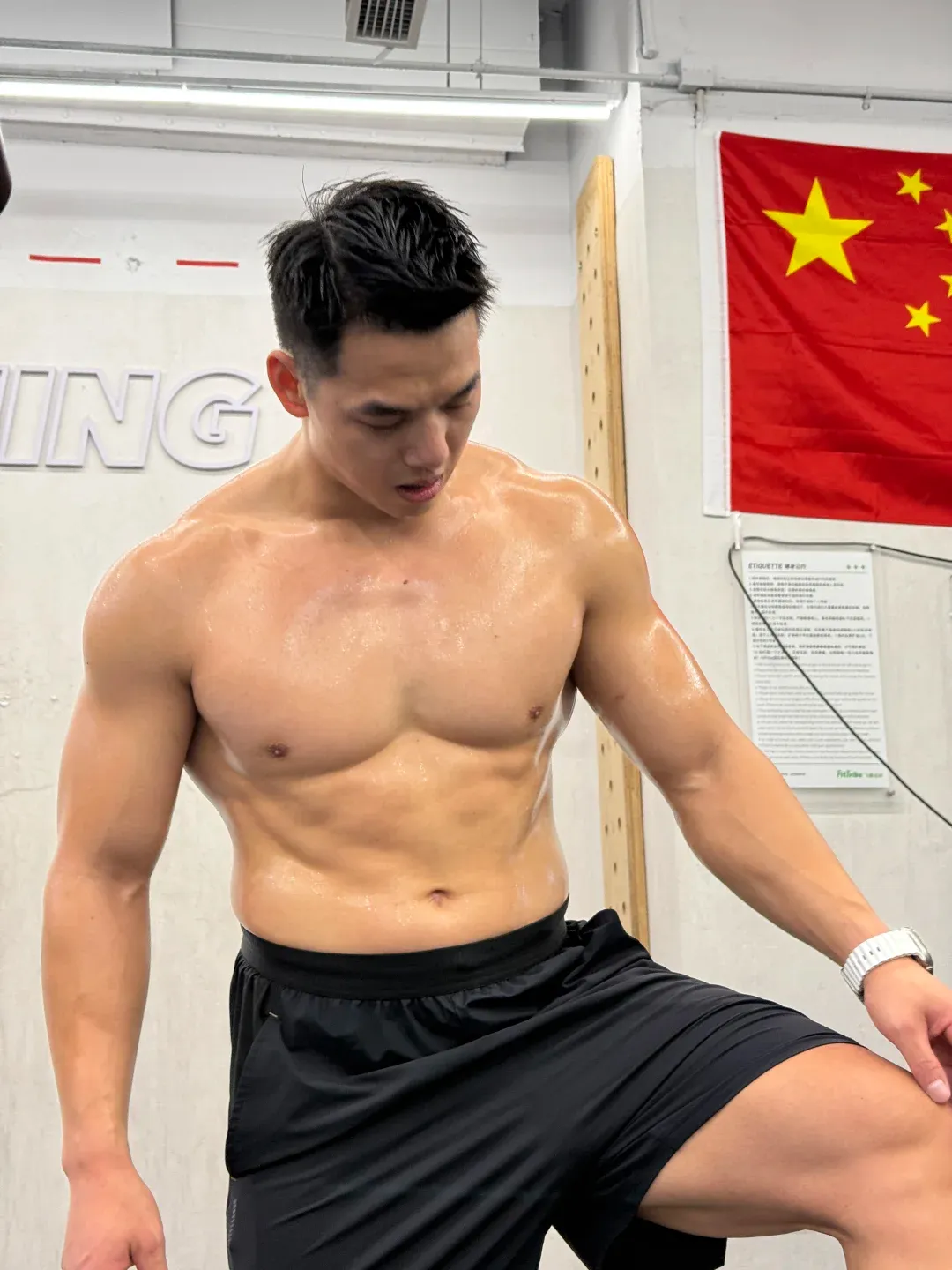 天菜湿身猛男在线撩，都谁在谈？