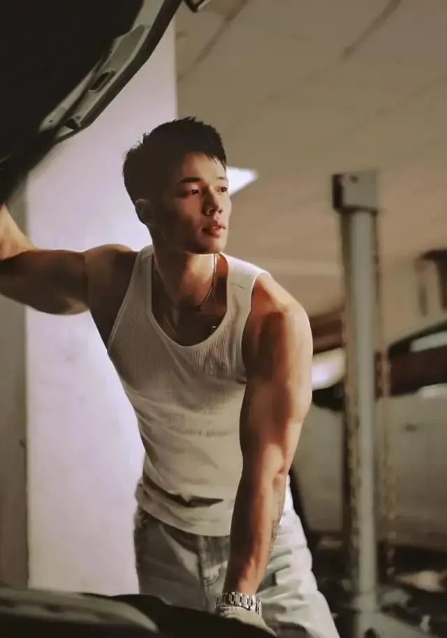 满身男人味油渍肌肉小哥,全网最帅汽修工! 满身男人味油渍肌肉小哥,全网最帅汽修工!