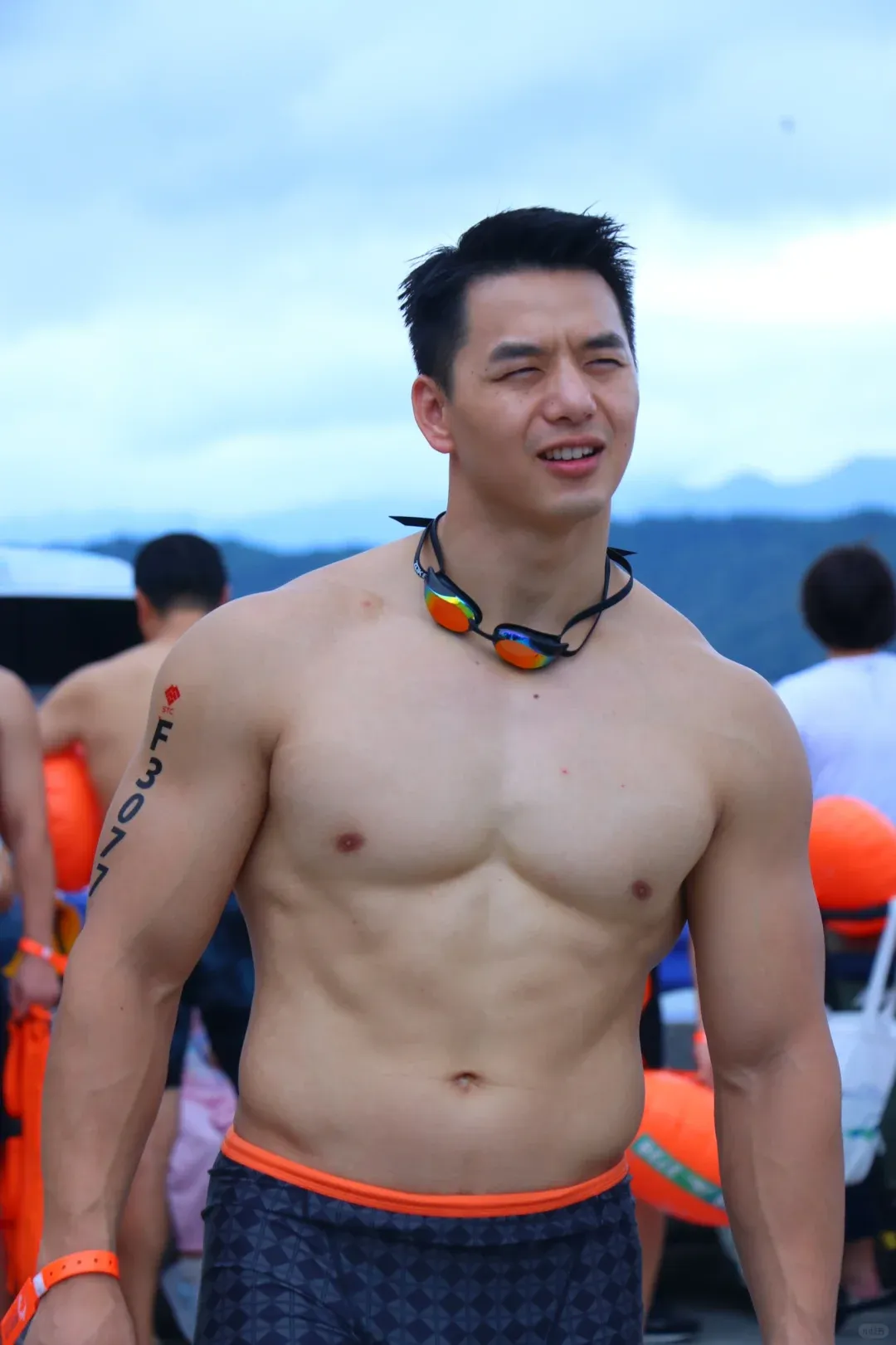 天菜湿身猛男在线撩，都谁在谈？