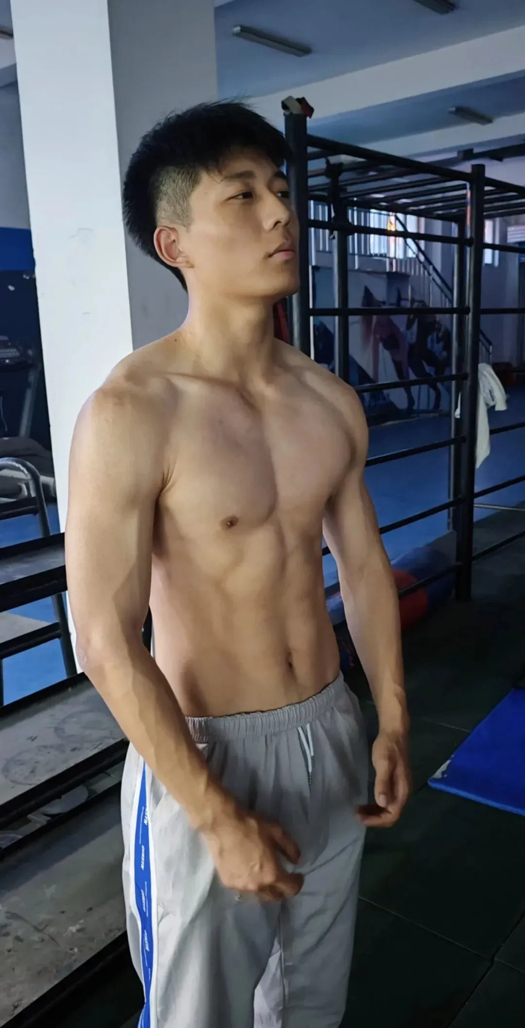 18 男大，浴室自拍秀，这也太撩了！