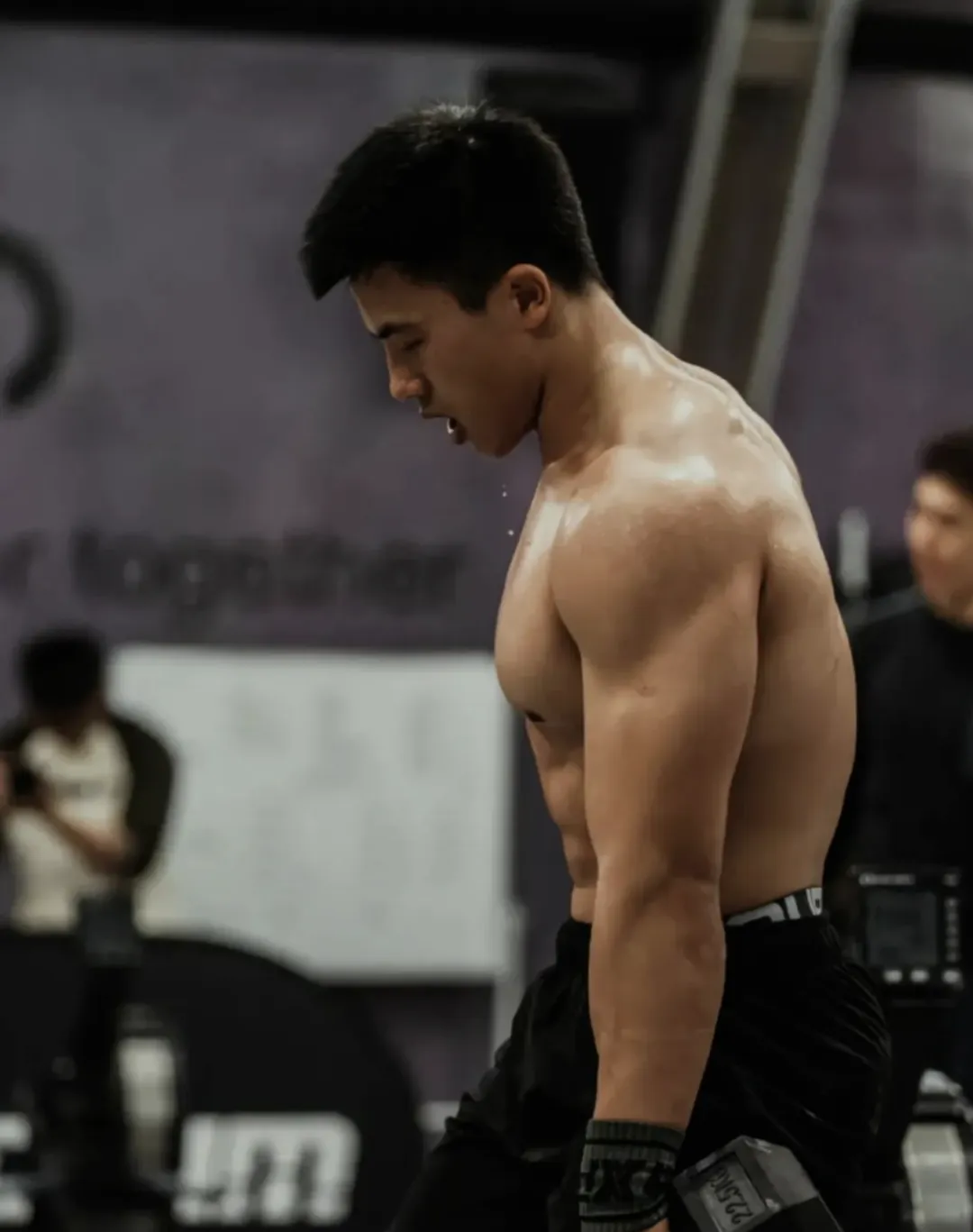 CrossFit 陈胜穿短裤举重火啦，实力太大太强了！！
