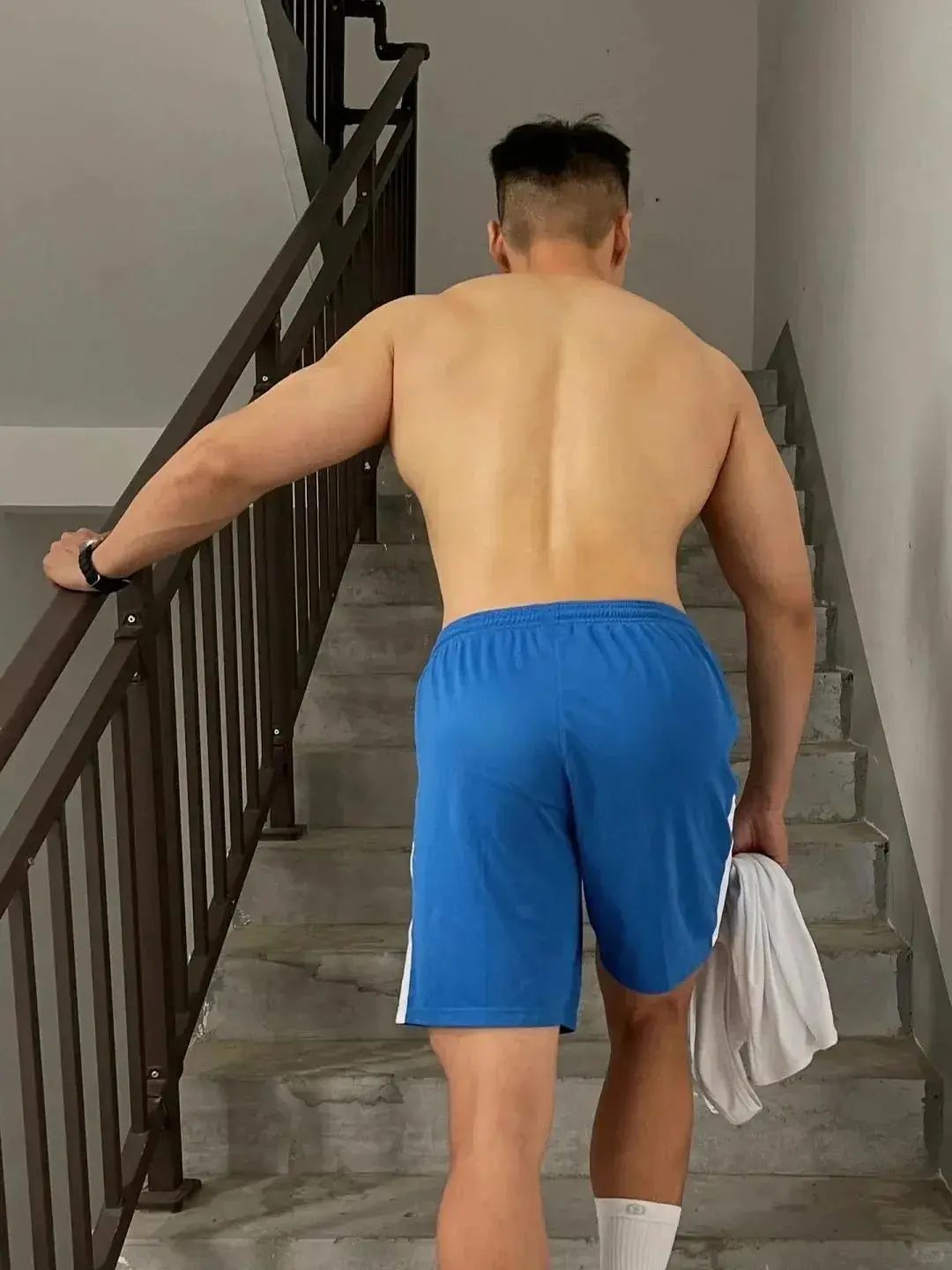187cm 大长腿正装壮男，来当他媳妇！