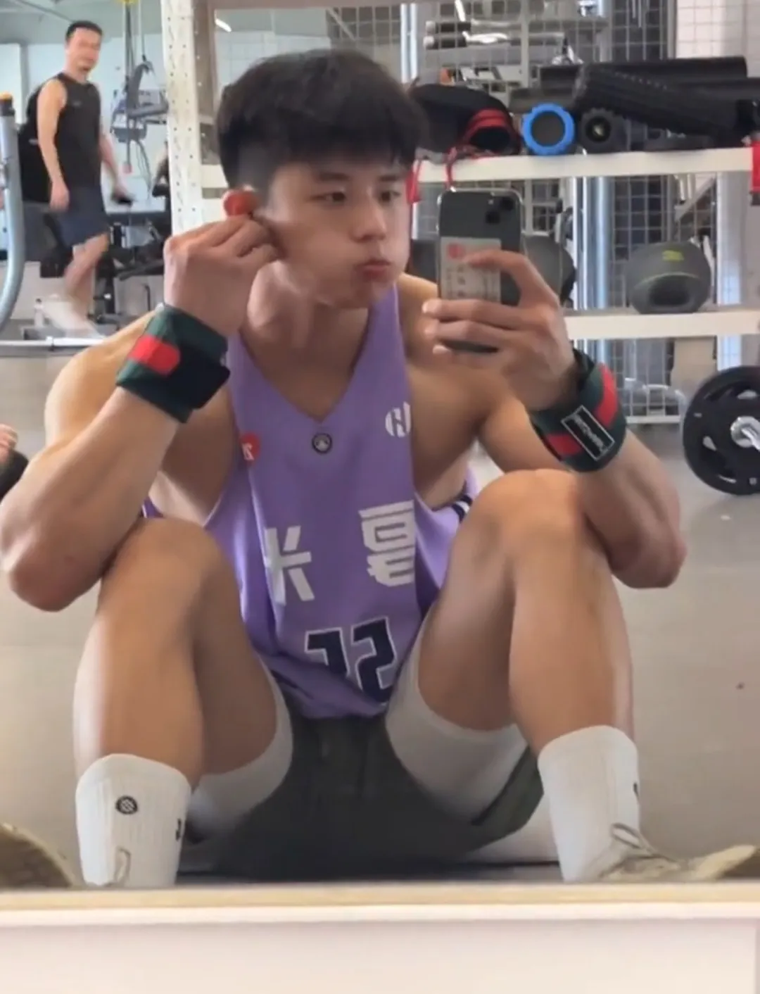 网吧惊现半裸肌肉男，竟是超火运动系小奶狗？