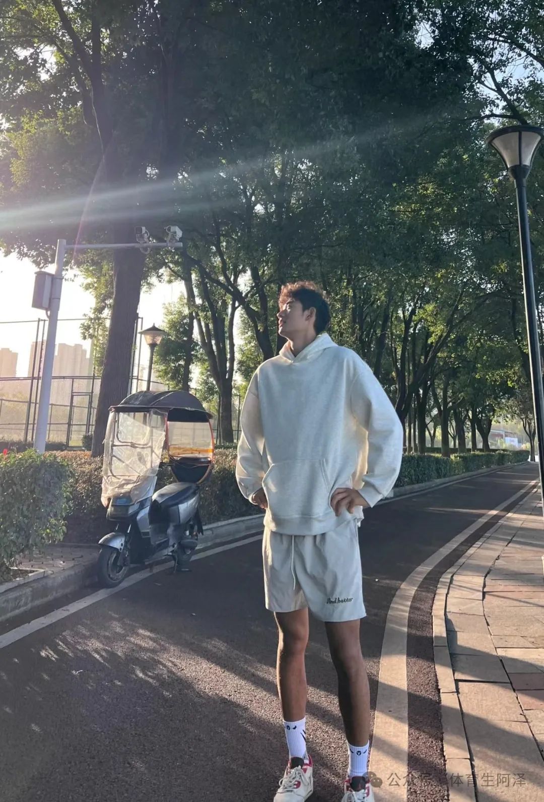 195 体育生运动员，大长腿无处安放，腿比命长，好喜欢.......