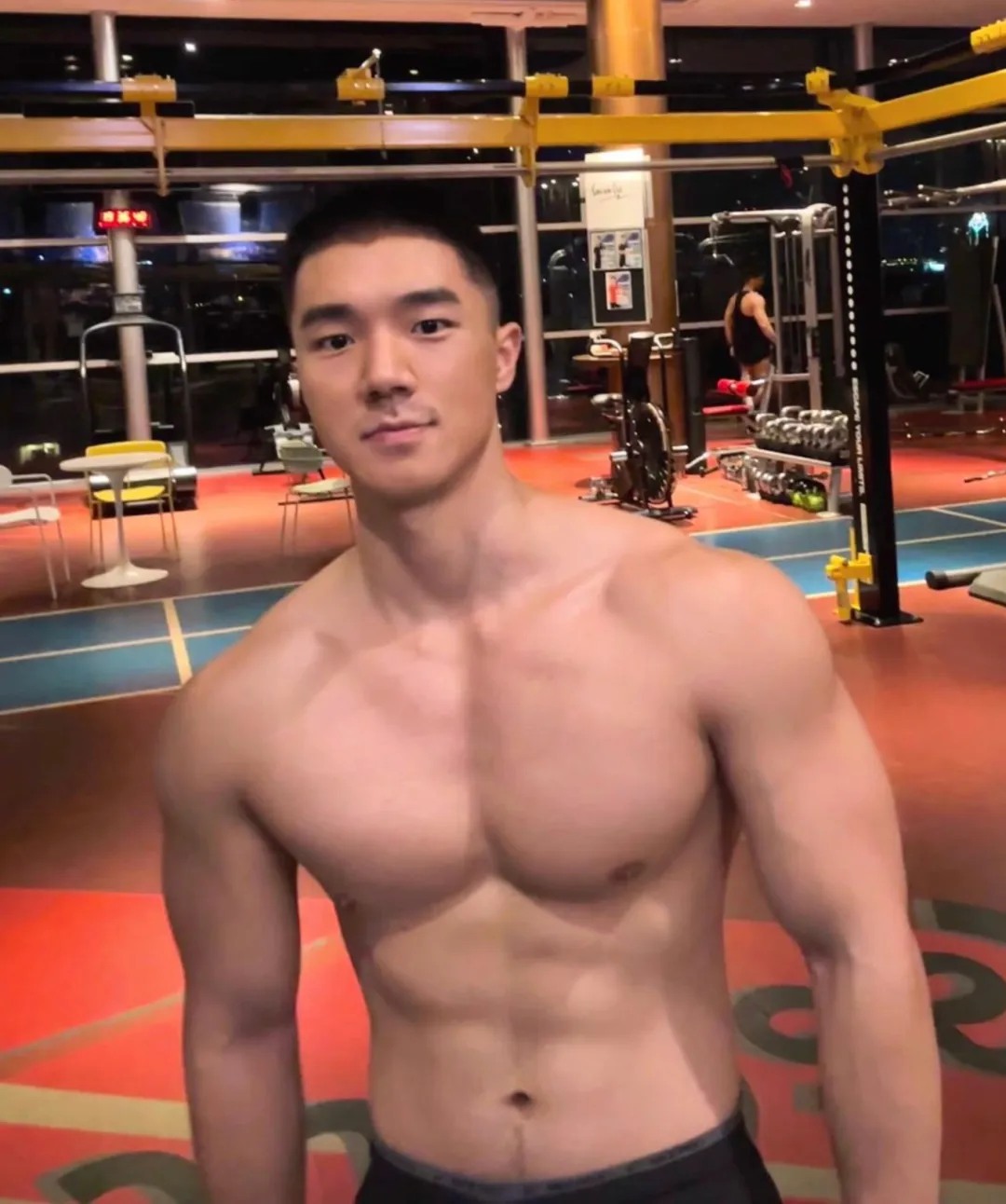 火到湾湾！这个穿 CK 的肌肉 gogo 也太帅了吧！