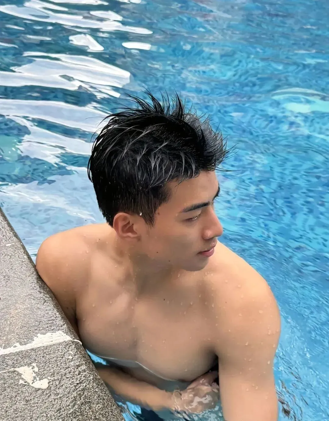 被刘姥姥称赞鼻子大！山东体院 20 岁足球体育生男大，我可以了
