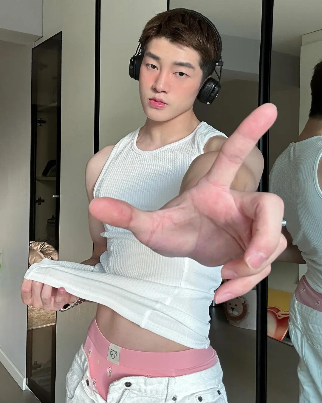 时尚圈新晋男神 " 巨大梁仔 ": 从北服走出的型男养成记