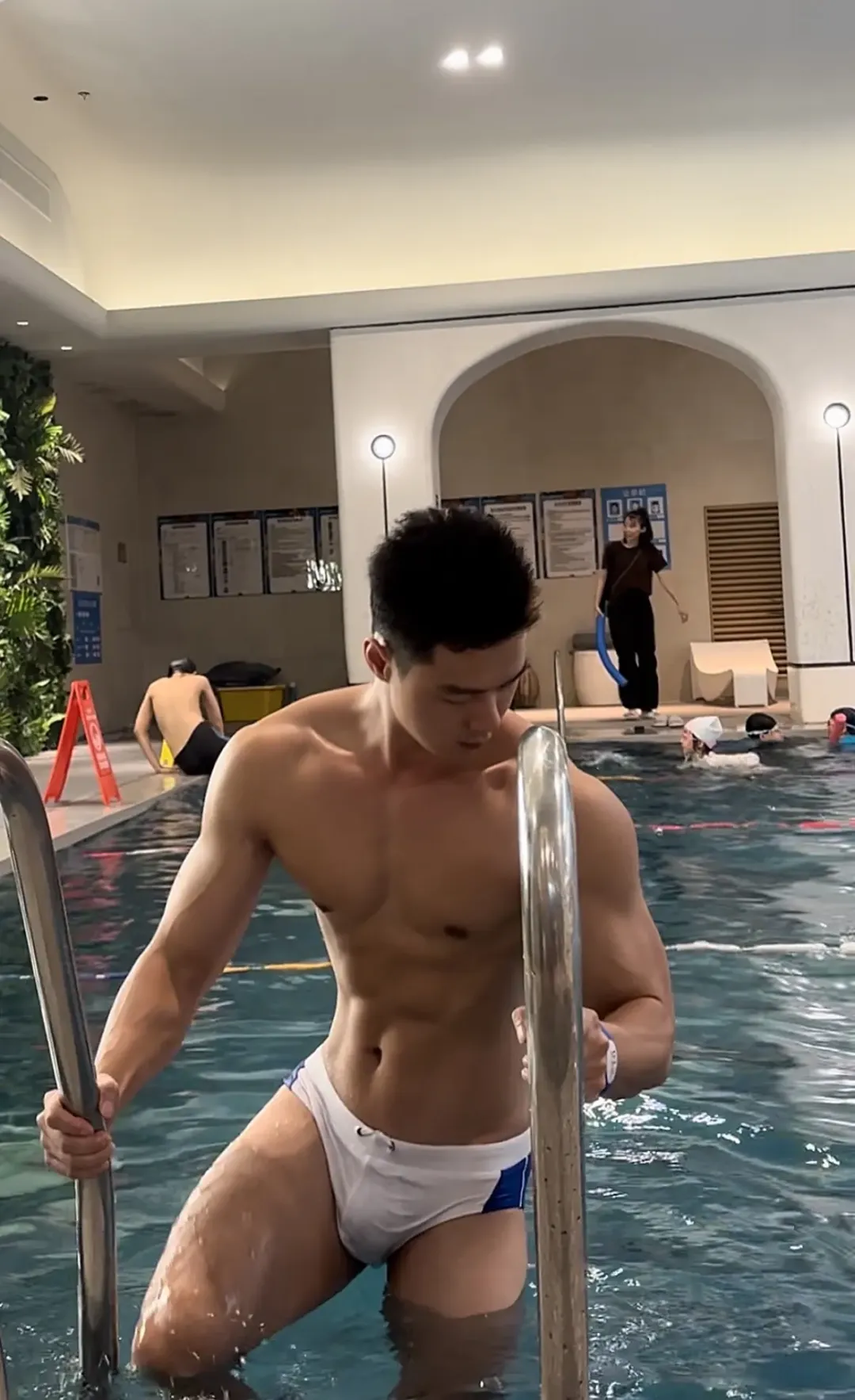 00 后型男演绎禁欲系正装，马靴搭配也太绝了吧！