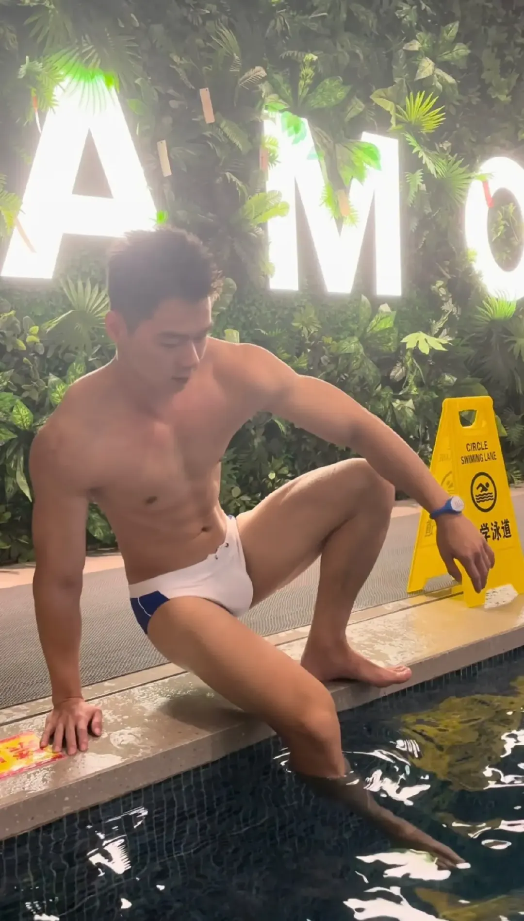00 后型男演绎禁欲系正装，马靴搭配也太绝了吧！