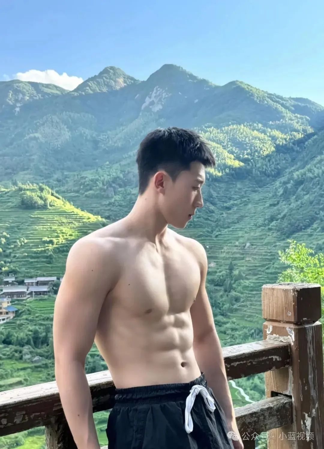 活力四射腹肌小哥，少年感很舒服！